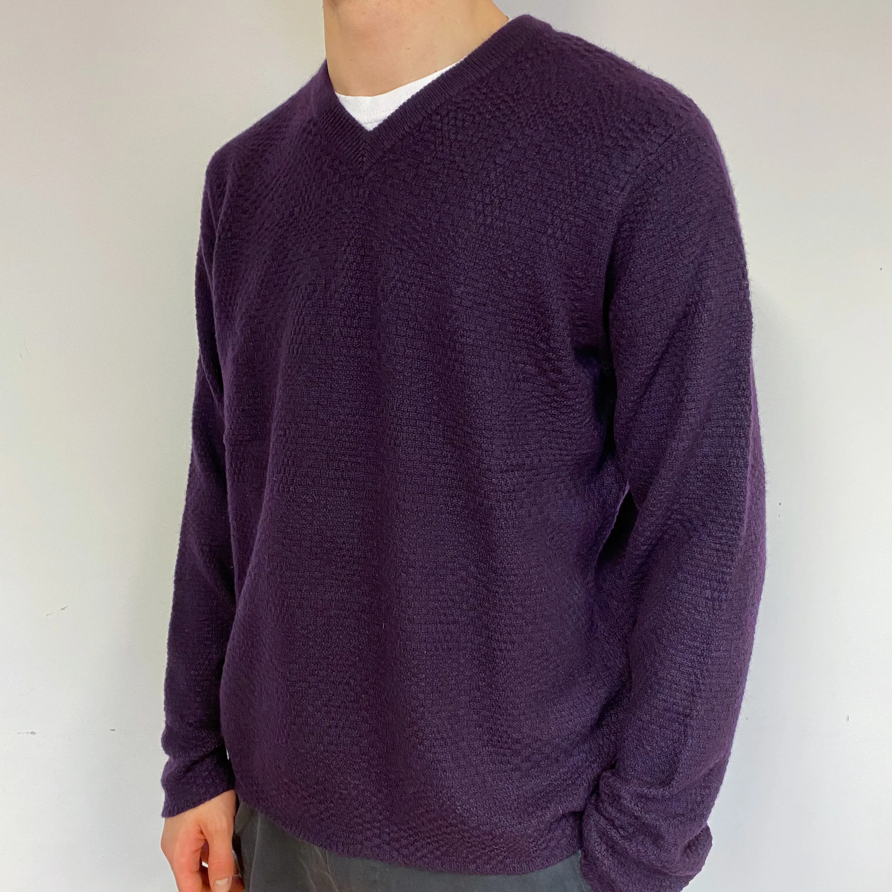 Men's Iris Purple Cashmere V-Neck Jumper Large