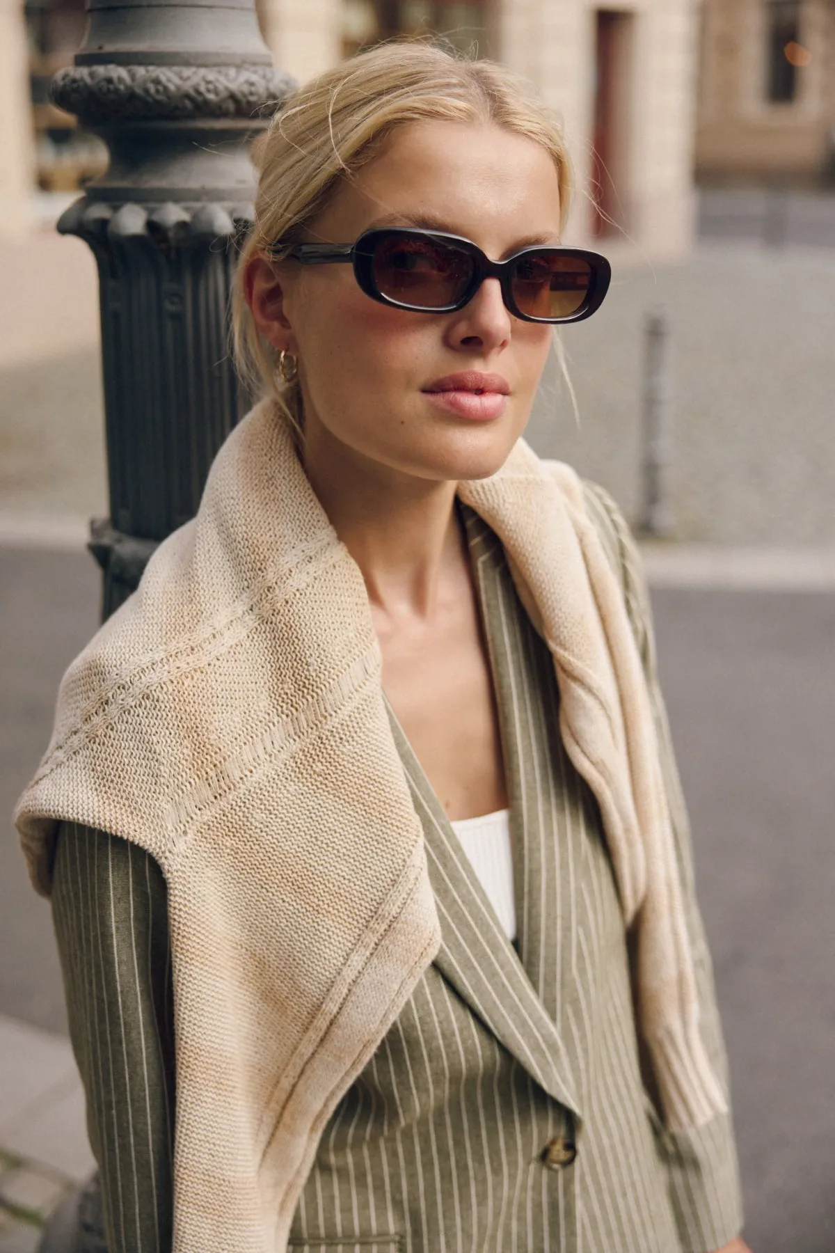Raffles V Neck Jumper - Natural Stripe